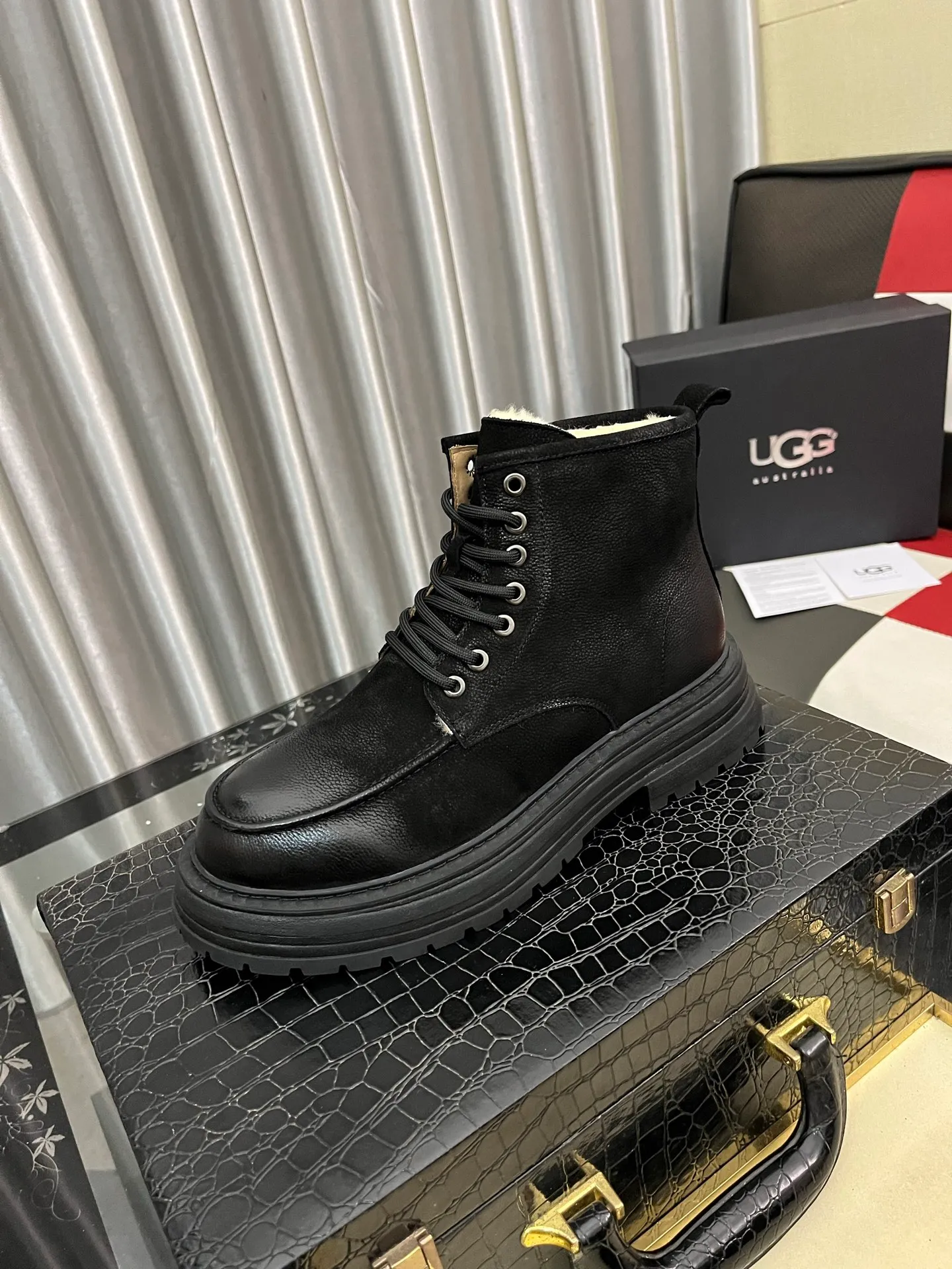 Men's Men's Shoes 💰660⌚️⌚️New UGG fur-integrated men's simple and fashionable snow shoes. The most worth buying at the end of this year are warm casual shoes. Whether you are out and about at home, their comfortable and warm performance will be your most suitable fashion companion! The material is cowhide upper and imported wool is used inside. Two layers of cowhide for warmth and comfort! The eva+ rubber patch outsole is cushioned, wear-resistant, and has good elasticity. It is light and wear-resistant, comfortable and soft, and the new simple cut is more fashionable. It has both practicality and fashion sense, so you no longer have to worry about how to match it in winter, while still maintaining fashionable taste. High-quality genuine wool produced in Dongguan. The material depends on the details! Size: 38-39-40-41-42-43-44-45